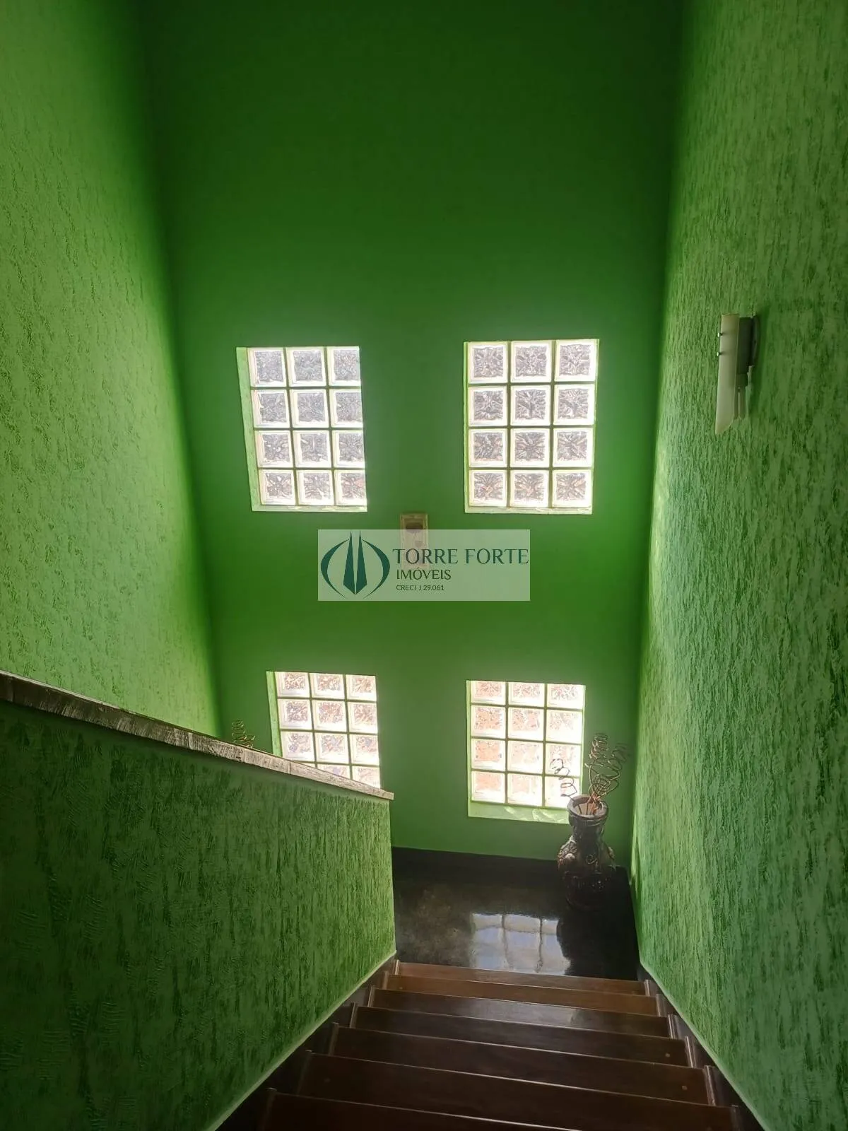 Imagem Ótimo sobrado, espaçoso 288 m² 3 dormitórios 2 suítes sala e garagem ampla