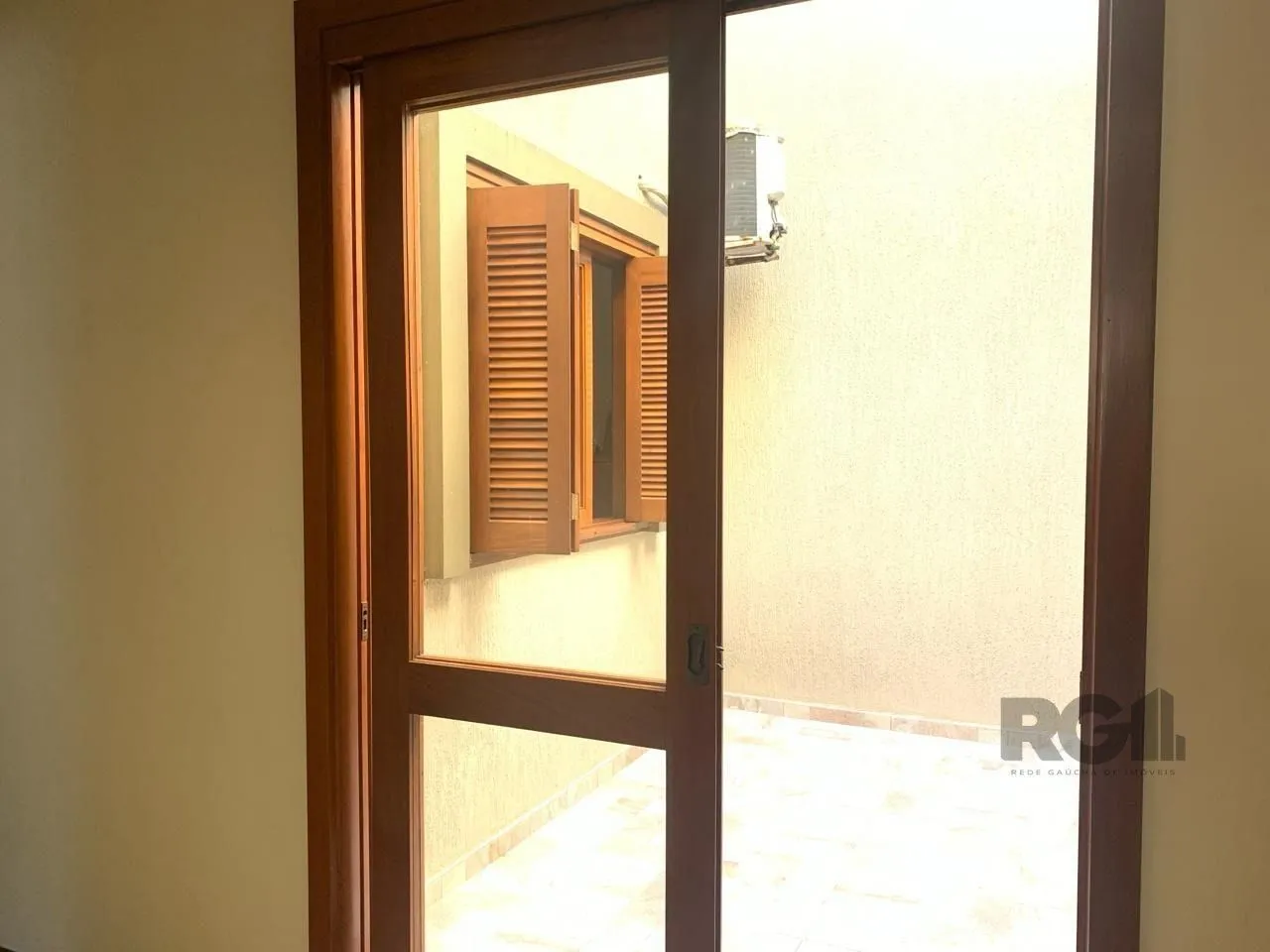 Imagem Casa com 3 quartos, 1 suíte, 3 vagas e 182m² para vender por R$ 890.000