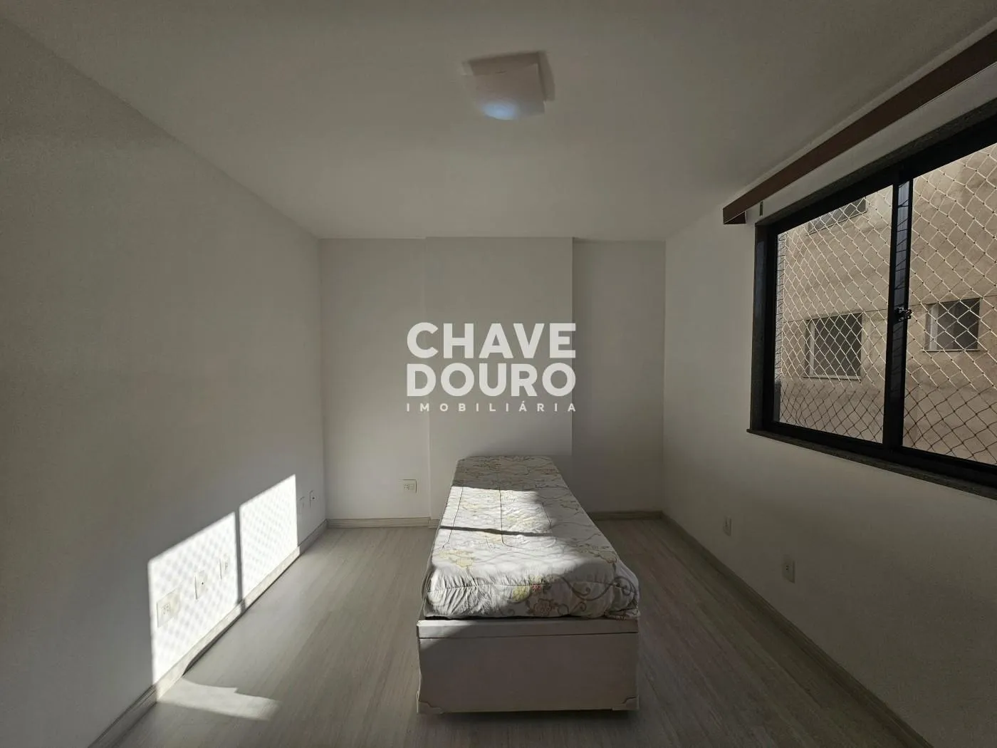 Imagem Apartamento de 2 Quartos (sendo 1 suíte com varanda) + Dependência e 1 Vaga