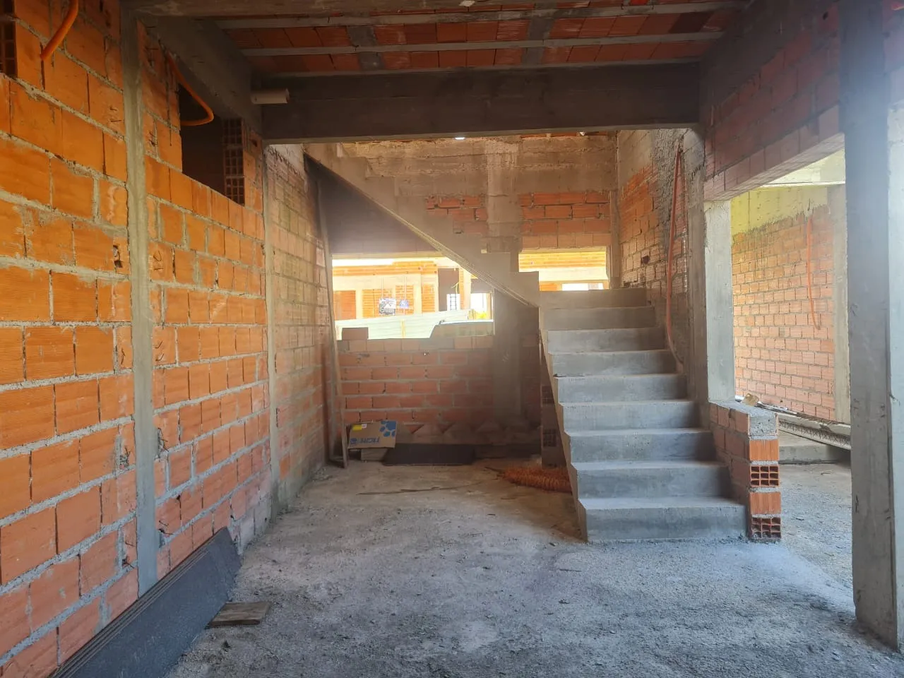 Imagem Casa em Construção no Condomínio Fazenda Alta Vista - 752m² de Área Construída e 6 Suítes