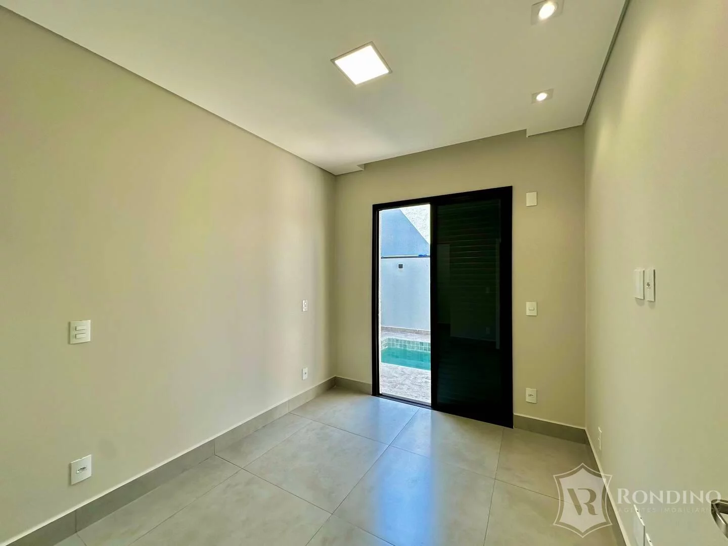 Imagem Casa t?(C)rrea em condomínio Terras de São Francisco, 3 dormitórios e piscina