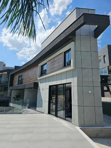 Imagem VENDA DE CASA NO CONDOMÍNIO REAL PARK, EM ARUJÁ/SP, 373m² com 4 suítes amplas, espaço gourmet, piscina e garagem coberta. CONSULTE-NOS.