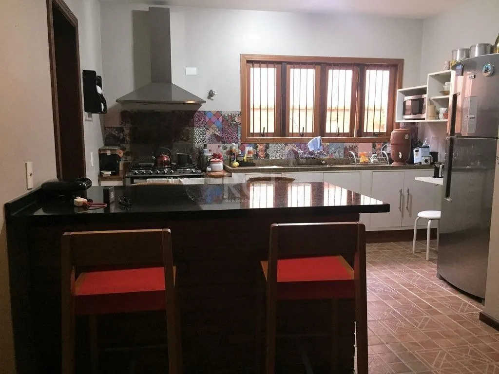 Imagem Casa de 270m² - 3 dormitórios, 1 suíte, churrasqueira, pátio e 3 vagas de garagem