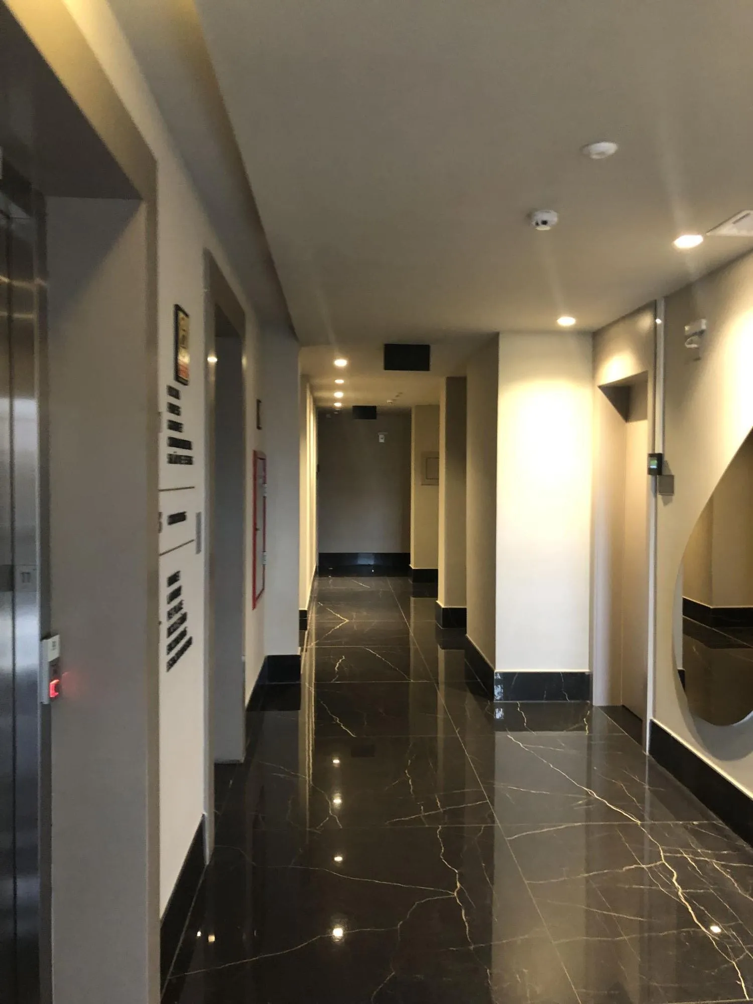 Imagem Apartamento desocupado e totalmente mobiliado com uma garagem