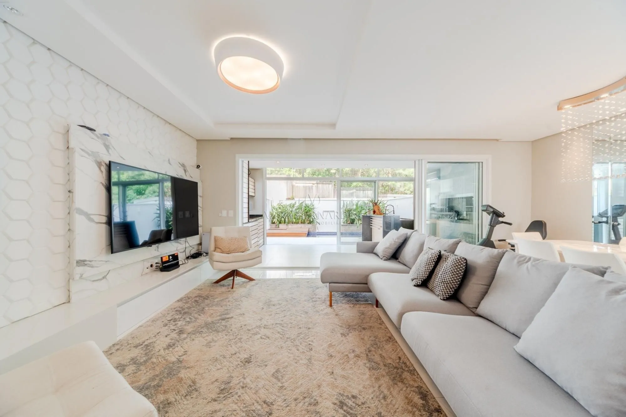 Imagem Uma casa linda dentro de um condomínio fechado, no Lagos de Nova Ipanema.