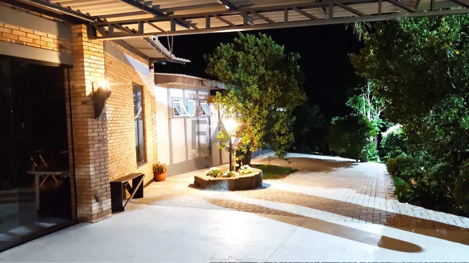 Imagem Casa à venda com ótimo terreno de 2.500m próximo ao Parque Trianon
