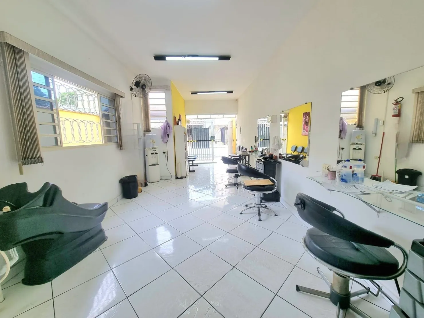 Imagem Linda Casa Térrea com Salão Comercial em Excelente Localização: 3 Dormitórios, Quintal Amplo e Tranquilidade Garantida a 5 Minutos do Centro da Cidade