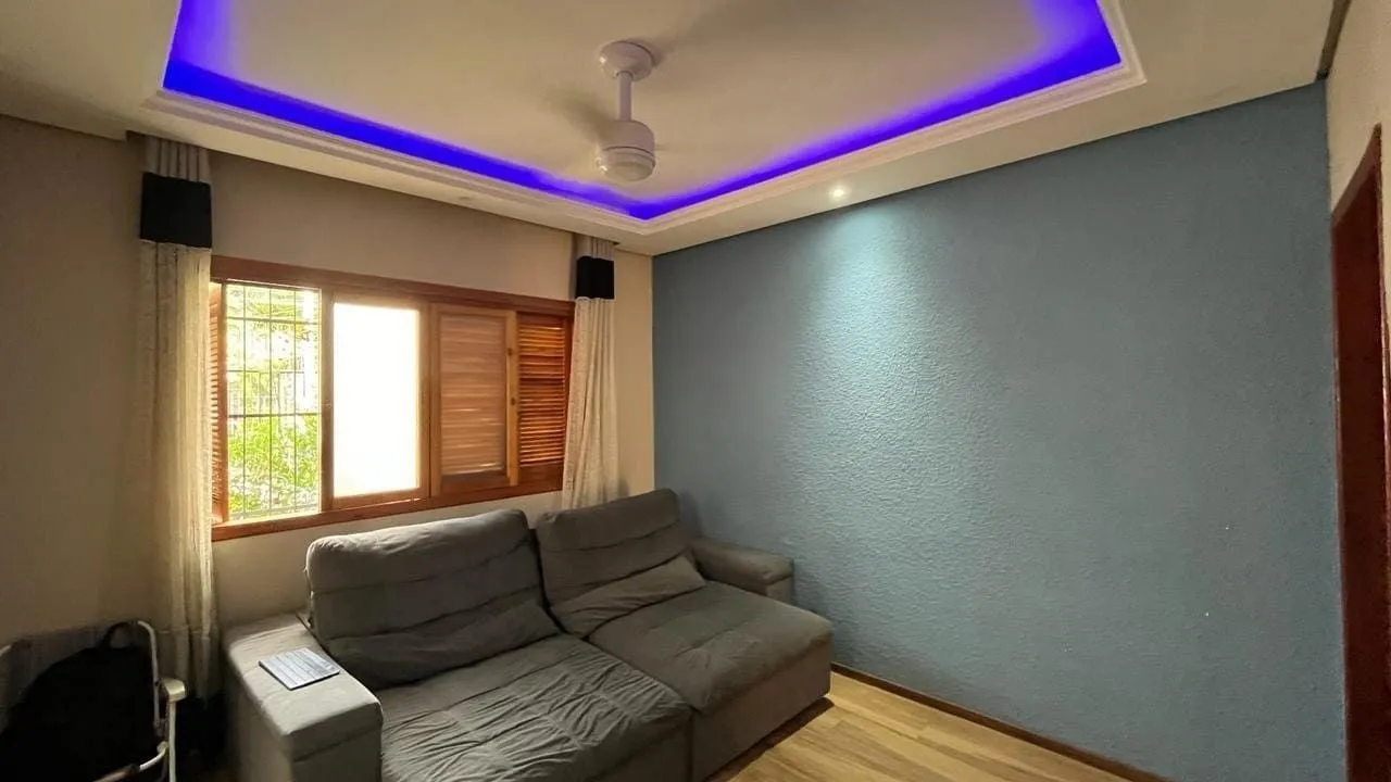 Imagem Casa de 4 dormitórios no bairro Santo Antônio, Porto Alegre