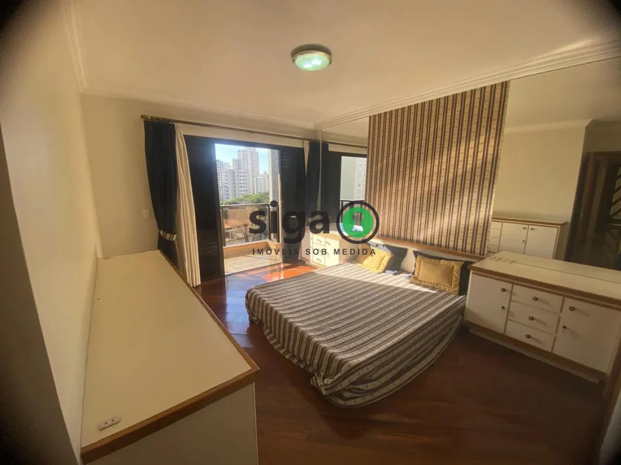 Imagem Apartamento á Venda - 235m², 4 Suítes e 4 Vagas em Moema.