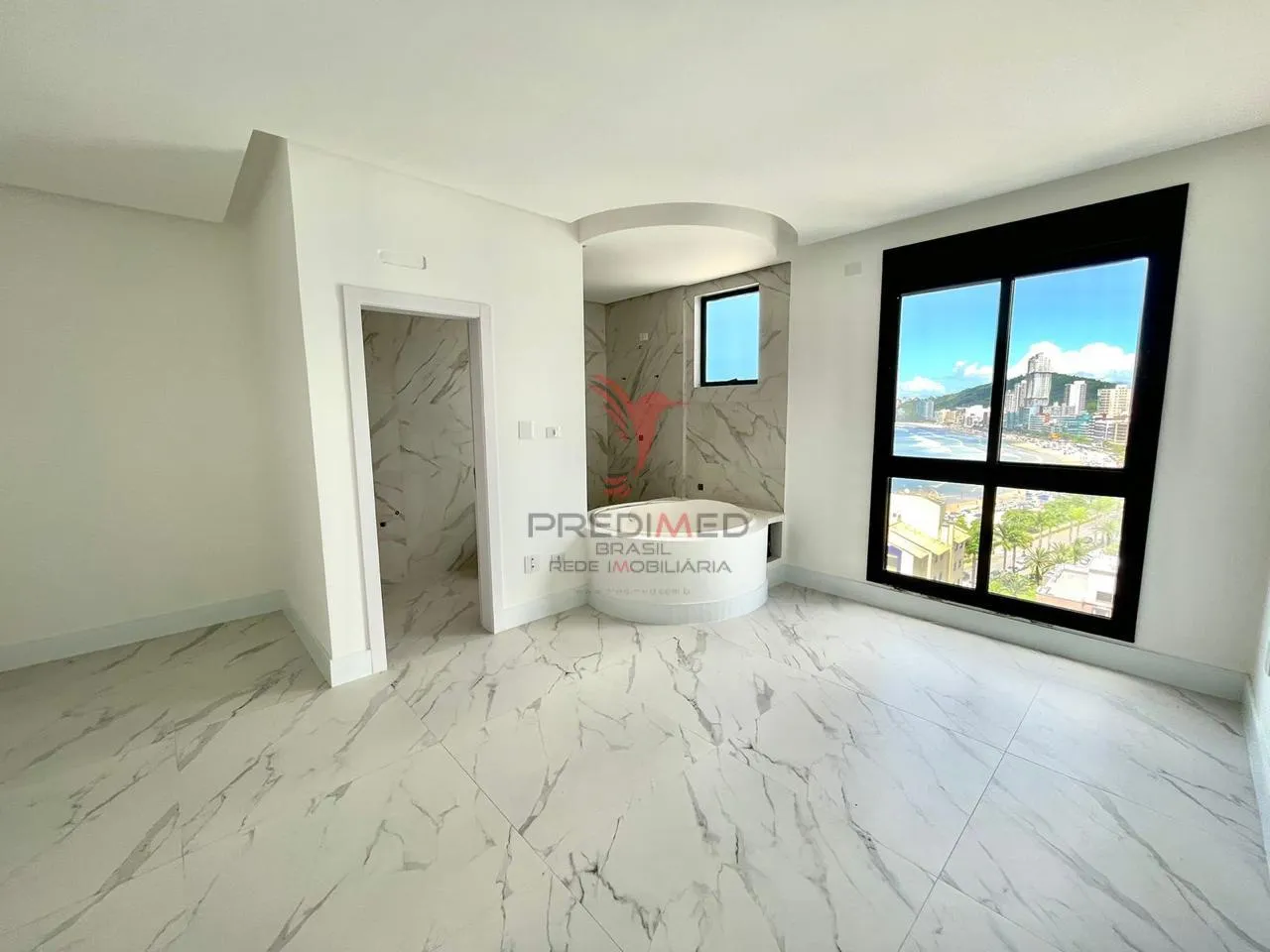 Imagem Pé na areia em Itapema com 4 Suites, living integrado, churrasqueira, 3 vagas ,vista mar