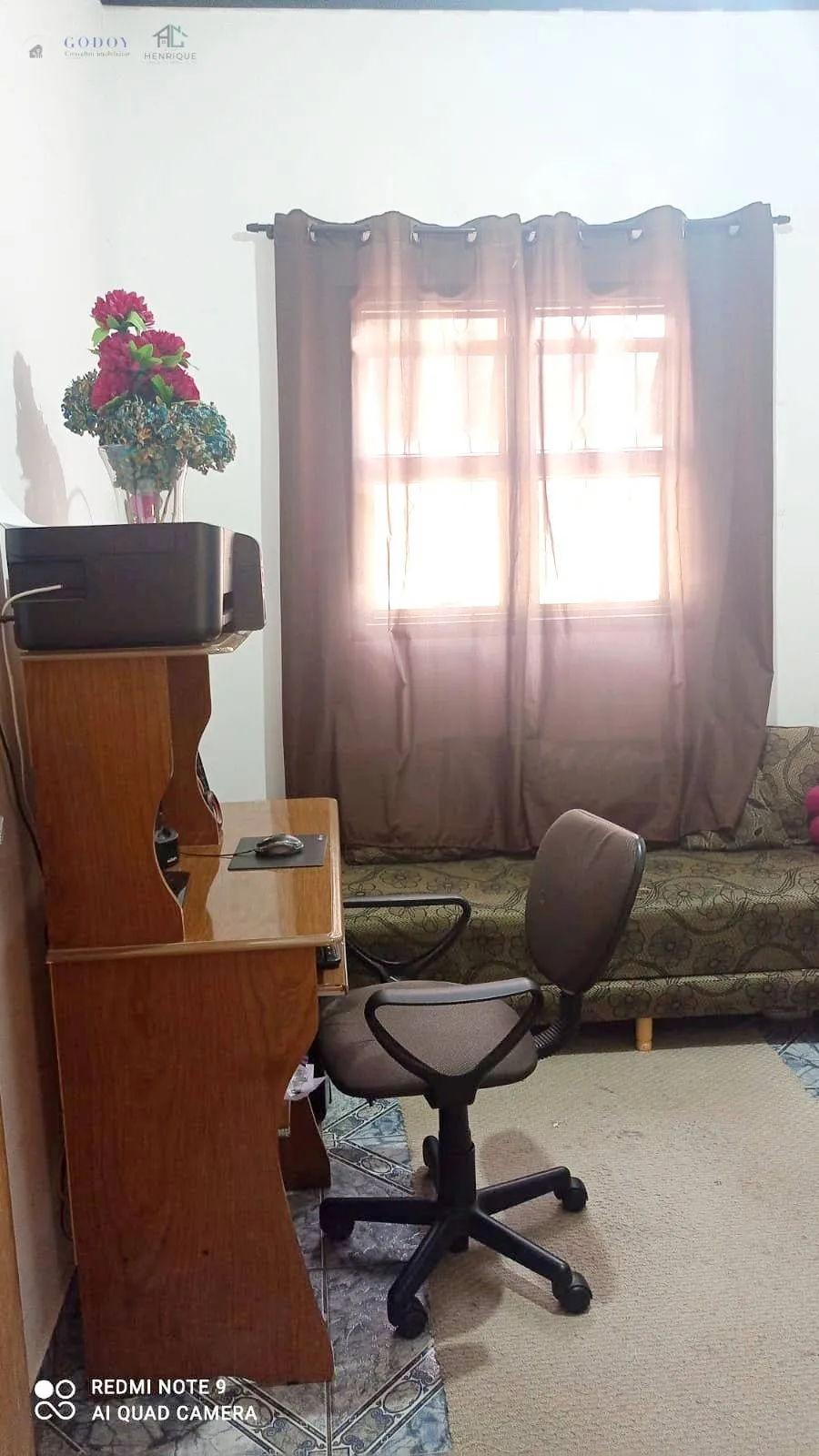 Imagem Linda Casa com Suíte, Escritório e Garagem Coberta em Ótima Localização