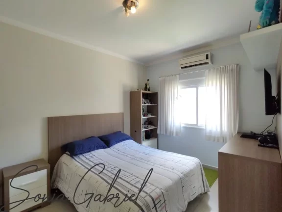 Imagem Casa de luxo em condomínio exclusivo em Vinhedo-SP: 3 quartos, 3 suítes, 3 salas, 6 banheiros, 5 vagas, 408 m². Venha conferir!