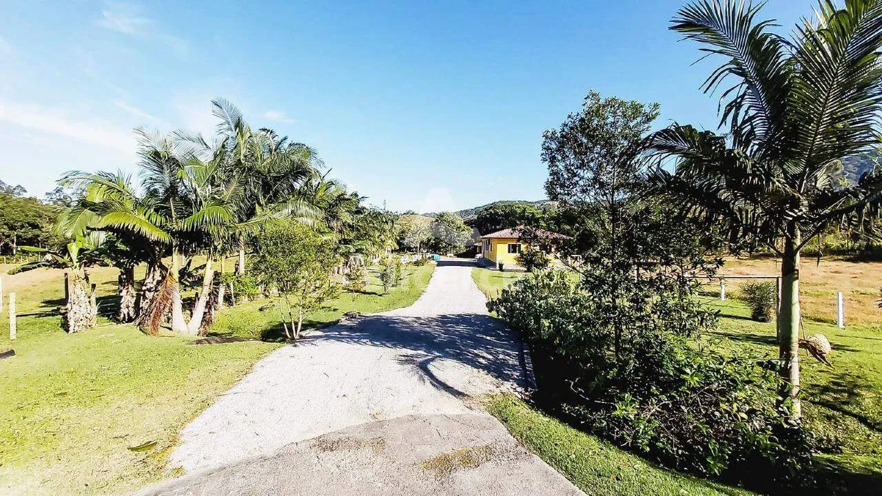 Imagem Sítio à Venda - 3 Dormitórios I Piscina I Churrasqueira I 4.500,00m² I em Três Riachos - Biguaçu/SC