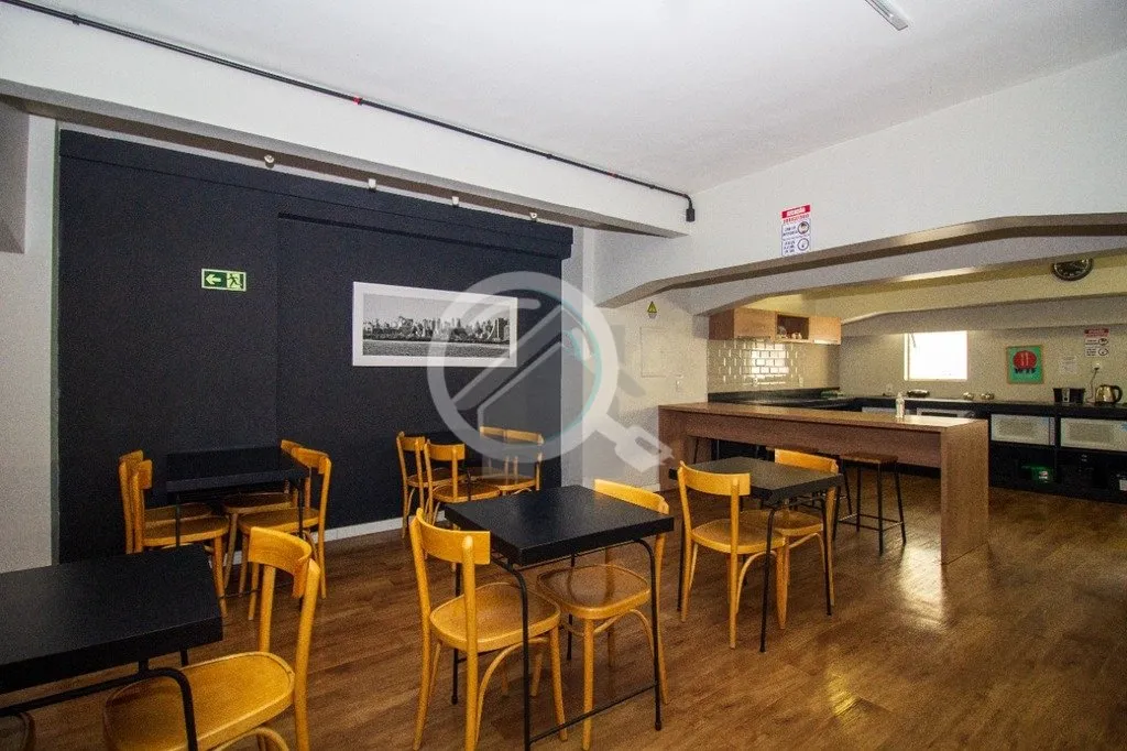 Imagem Studio mobiliado, com dormitório e espaço de convivência conjugados e banheiro social. Localiza-s...
