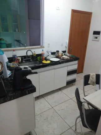 Imagem Excelente apartamento com área privativa em formato de 'U" com árvores.....