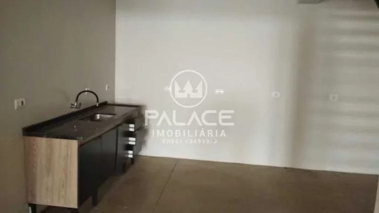 Imagem .Barracão excelente localização com 271,75 m²
 Salão comercial 
 02 banheiros social,;
 Cozinh...