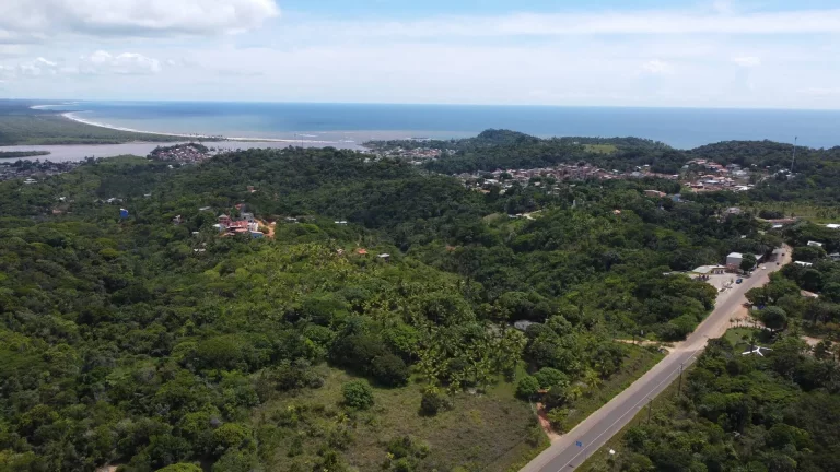Imagem Excelente terreno em Itacaré cerca de 2 km do centro da cidade com linda vista para formosa peníns...