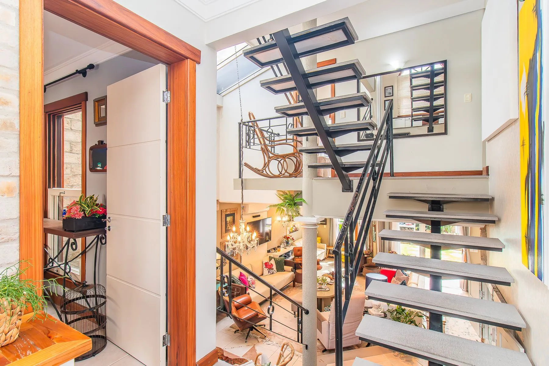 Imagem CASA DE 4 DORMITÓRIOS EM CONDOMÍNIO - 320 m² - 4 VAGAS DE GARAGEM
