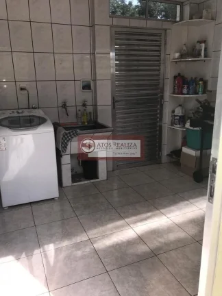 Imagem Vendo super oportunidade na vila inglesa, região do Jardim Alzira. Sobrado de 116m2, com 3 Dormitorios, sendo 1 Suíte, todos com Armários, quatro de empregada, 2 vagas de garagem com luz automática, portão automático, corredor lateral, 2 Caixa d'água de 5