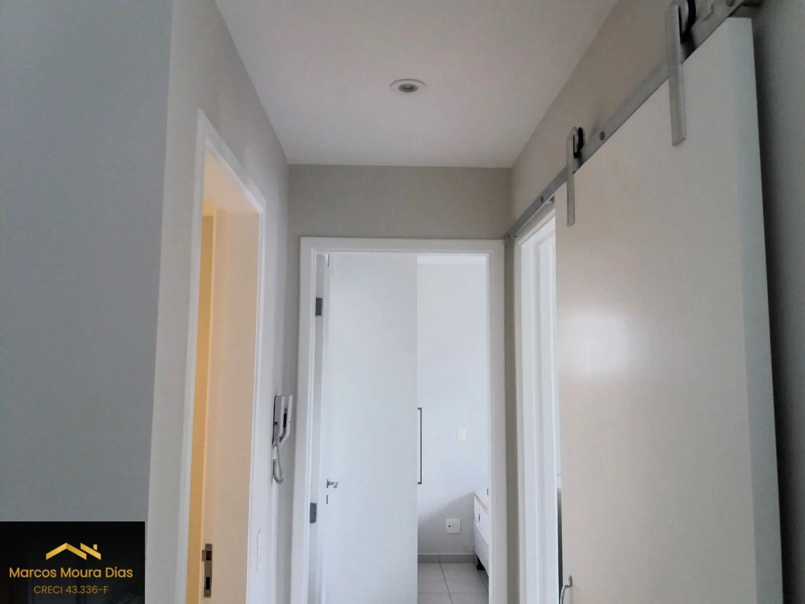 Imagem Apartamento na Pompeia com 2 dormitórios (1 suíte) e 2 vagas, próximo ao Sesc Pompeia. Edifício com portaria 24h e lazer