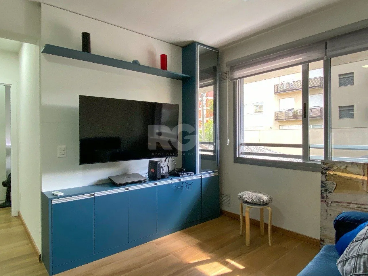 Imagem Apartamento em prédio premiado, totalmente montado, no miolo do Menino Deus