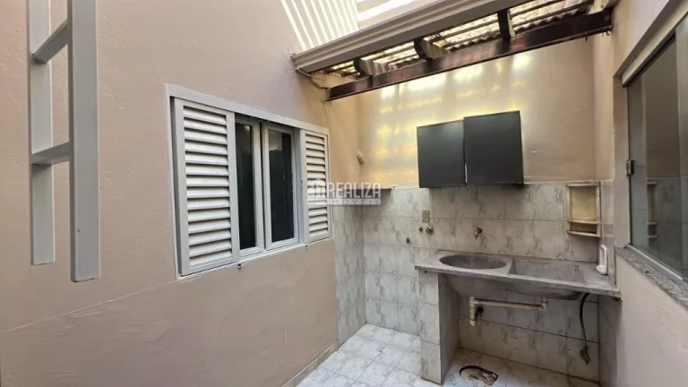 Imagem Casa à venda em Uberaba: 2 dormitórios, suíte, 4 garagens e quintal amplo