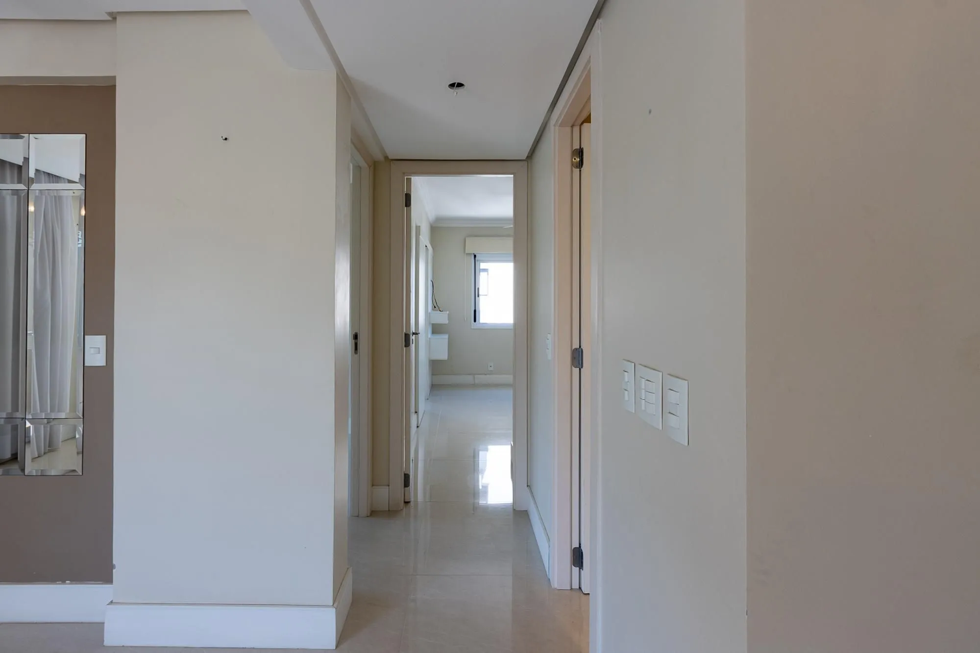 Imagem Apartamento de 3 dormitórios, 1 suíte e 2 vagas escrituradas no bairro Tristeza.