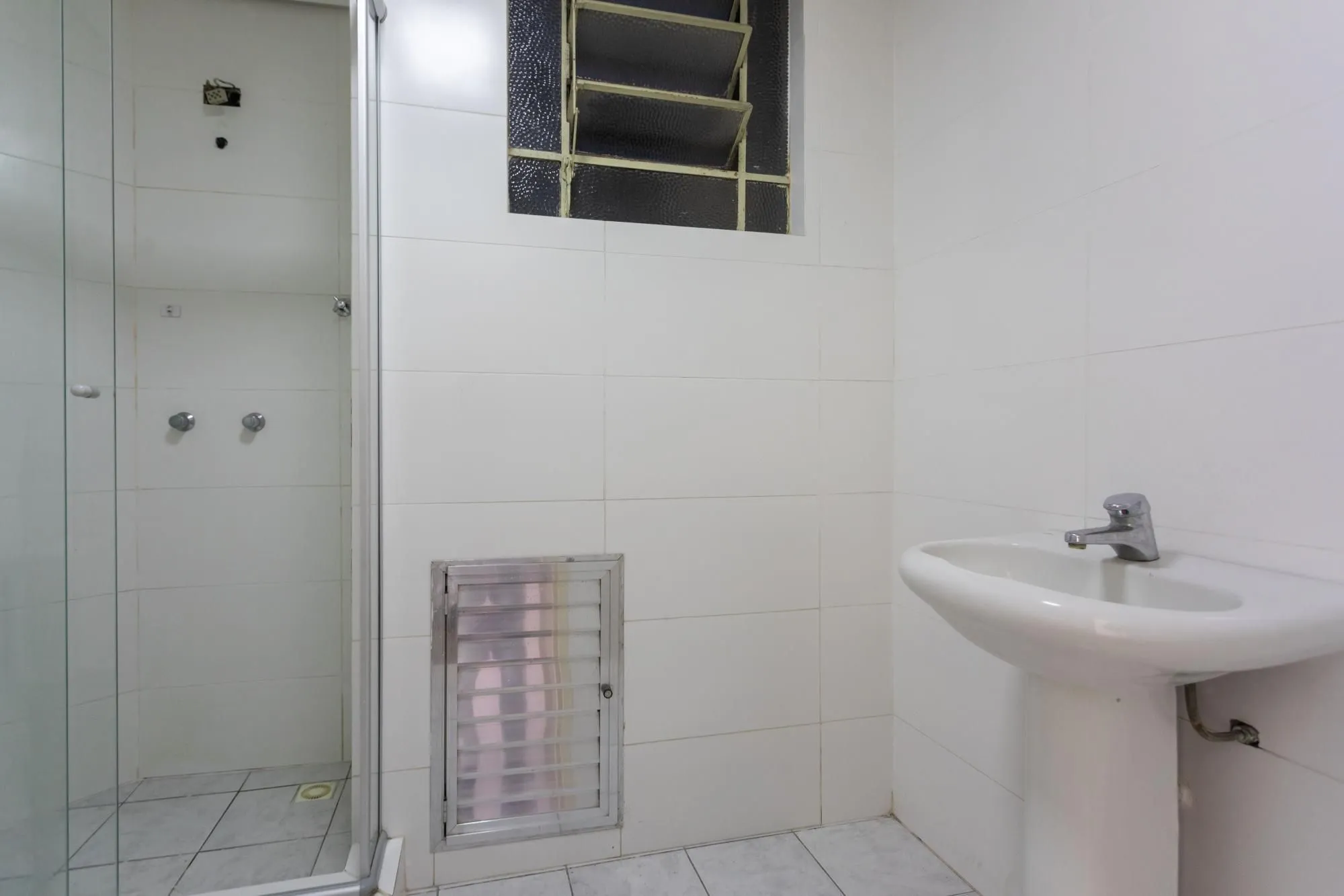 Imagem Amplo Apartamento de 3 Dormitórios com Sacada e Garagem na Av. Protásio Alves