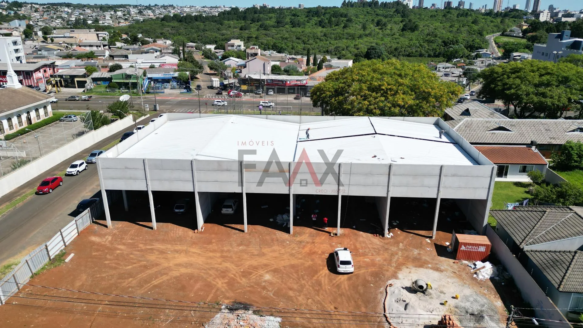 Imagem Sala comercial no Bonsucesso com amplo espaço de estacionamento sala tendo 300m