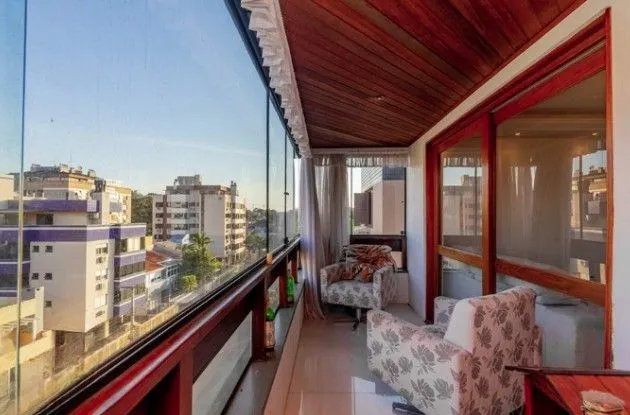 Imagem Linda cobertura de 4 dormitórios,1 suíte , 4 banheiros para venda, 4 vagas de garagens cobertas e escrituradas, 1 terraço com deck, piscina e churrasqueira no bairro Jardim Lindóia em Porto Alegre/RS.