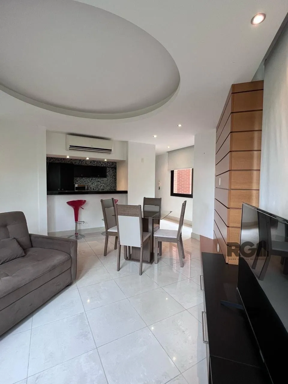 Imagem Excelente apartamento inteiramente decorado e mobiliado, com ótimo acabamento em localização privilegiada.