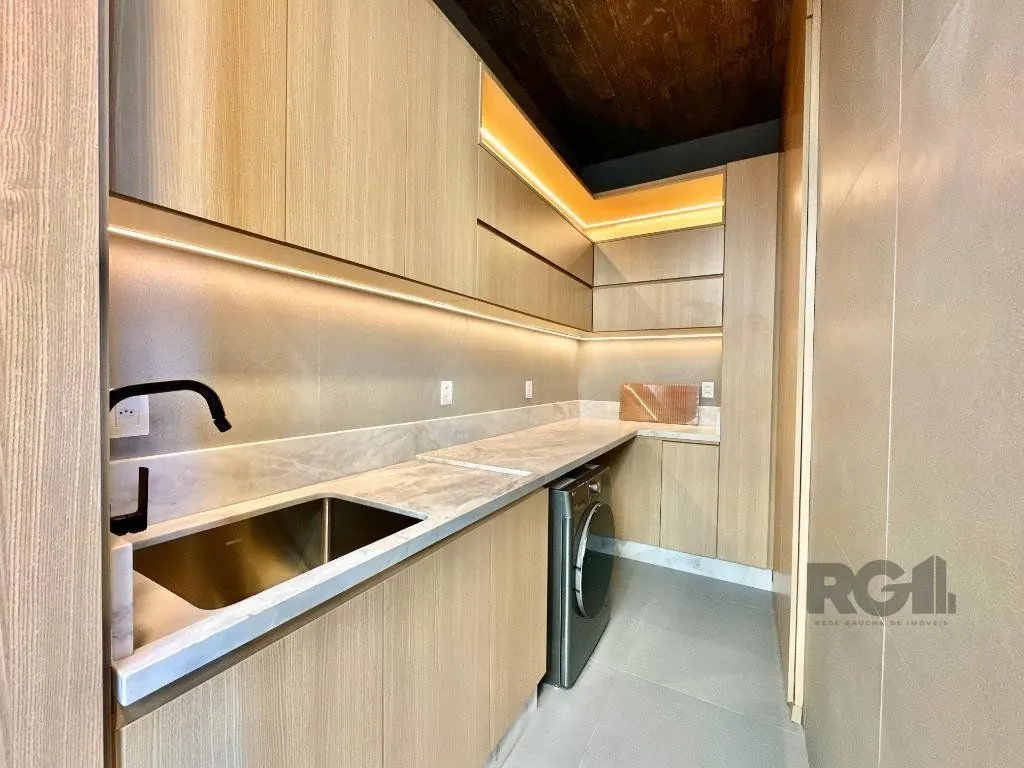 Imagem sobrado de luxo está à venda em um exclusivo condomínio à beira-mar