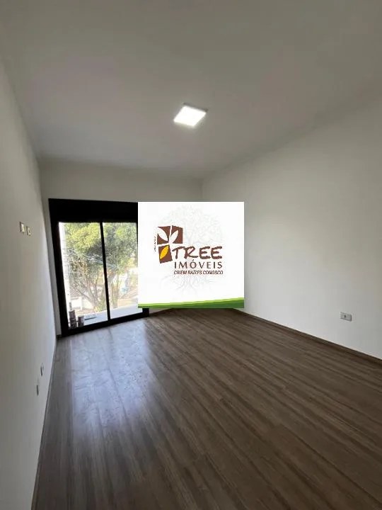 Imagem VENDA DE SOBRADO NO ARUJAMÉRICA, EM ARUJÁ/SP, 150m² com 3 quartos, suíte, sacada, sala ampla, copa, quintal, churrasqueira e 3 vagas. CONSULTE-NOS.