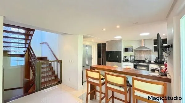Imagem Casa em Condomínio na Pedra Redonda | 4 Dormitórios | 297m² | 4 Vagas | Solar Biarritz