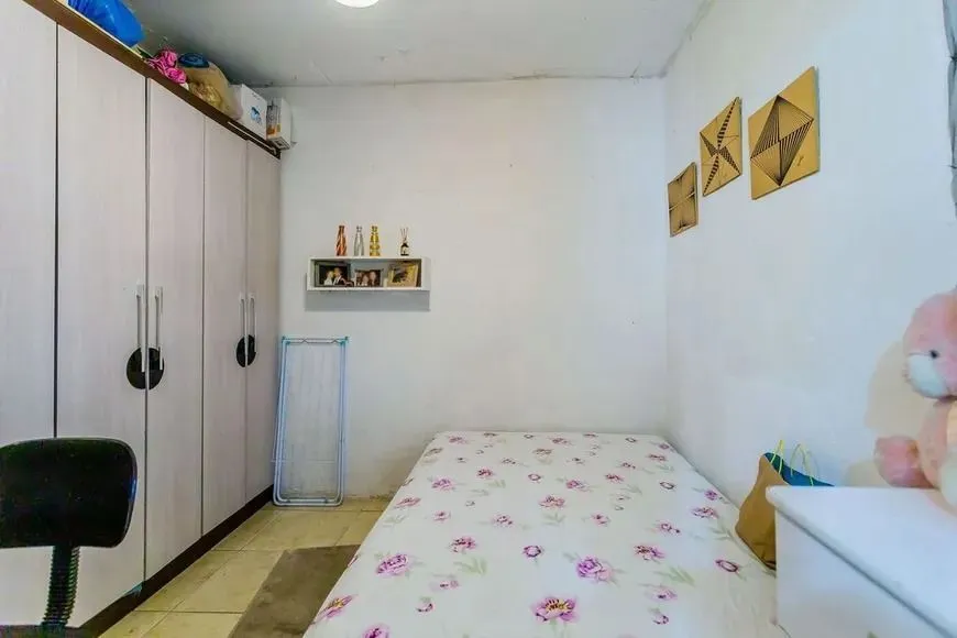 Imagem Casa térrea com 3 dormitórios, amplo pátio e 2 vagas de garagem cobertas.