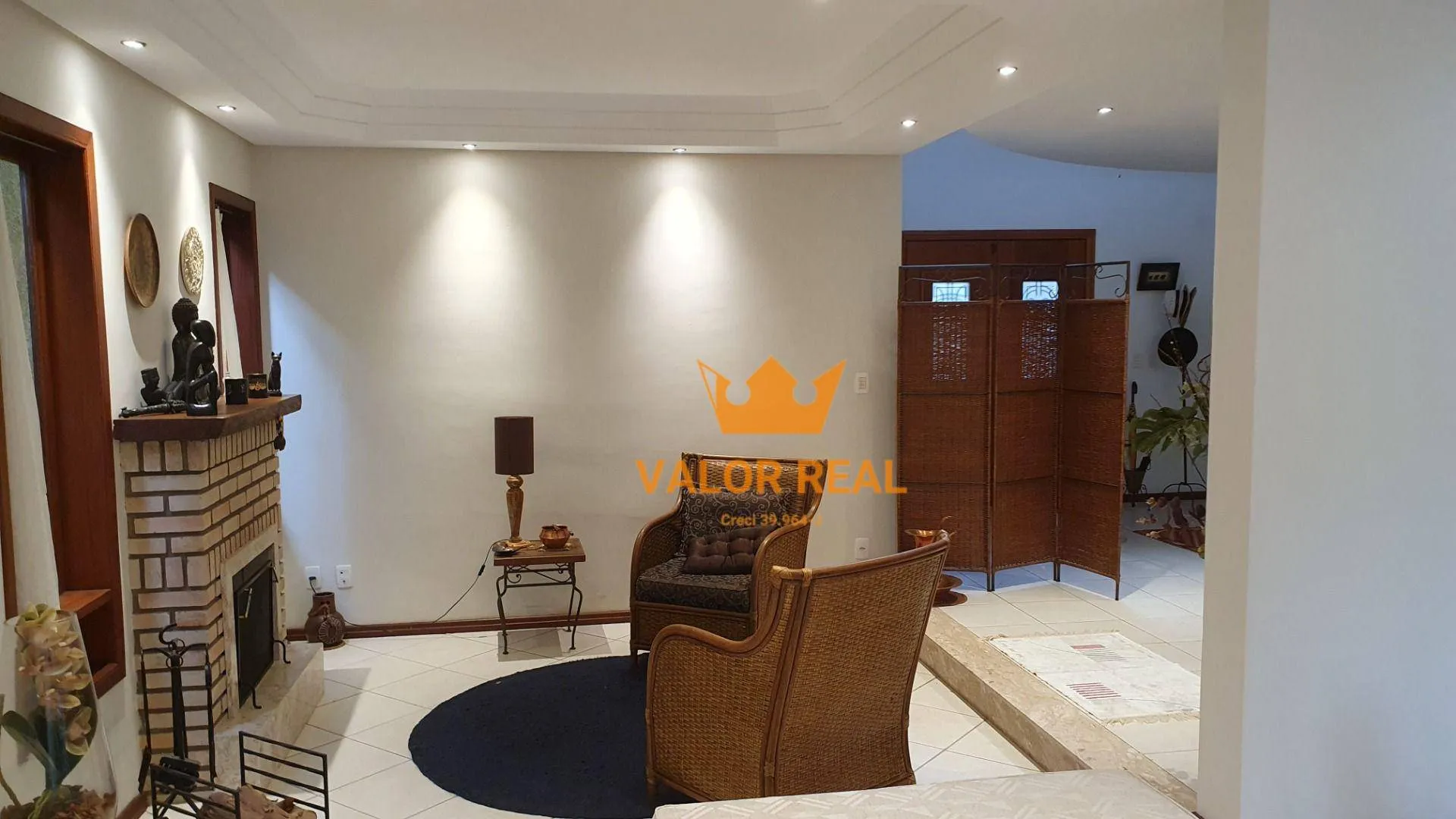 Imagem Casa em Condomínio de Alto Padrão, Venda ou Locação: AT 720 m2 e AC 390 m2, 4 suites, 4 vagas, piscina.