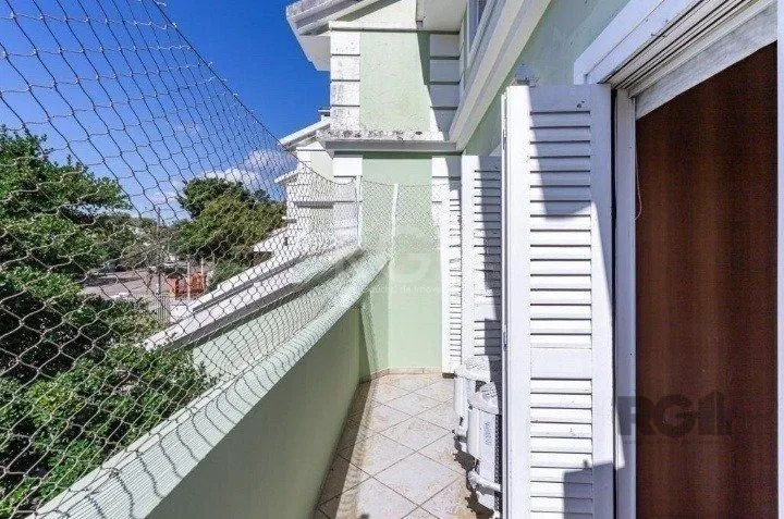 Imagem Casa com 03 dormitórios, 01 suíte, pátio, terraço com churrasqueira e vaga de garagem para 03 carros no bairro Ipanema