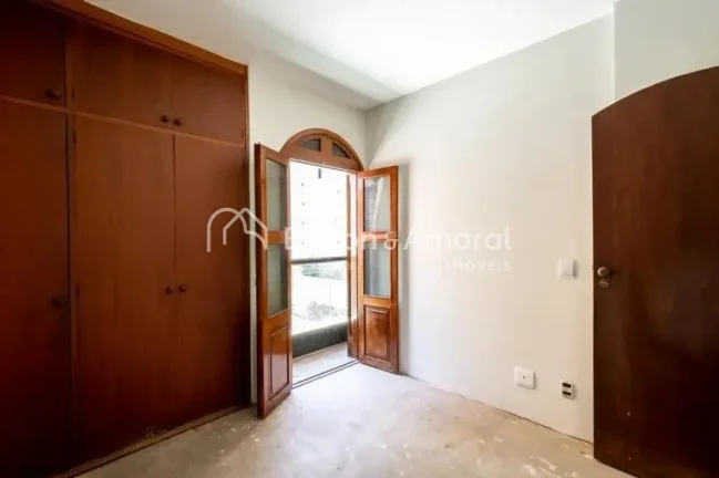 Imagem Apartamento aconchegante à venda, com 4 quartos, sendo 1 suíte, e 4 banheiros no total. Bem arejad...