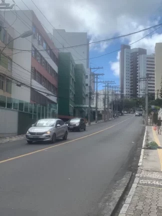 Imagem A 5ª Avenida Imóveis selecionou esse bem localizado apartamento tipo casa com 3/4, 213m² de área, na Av. Princesa Isabel, a poucos do Porto da Barra