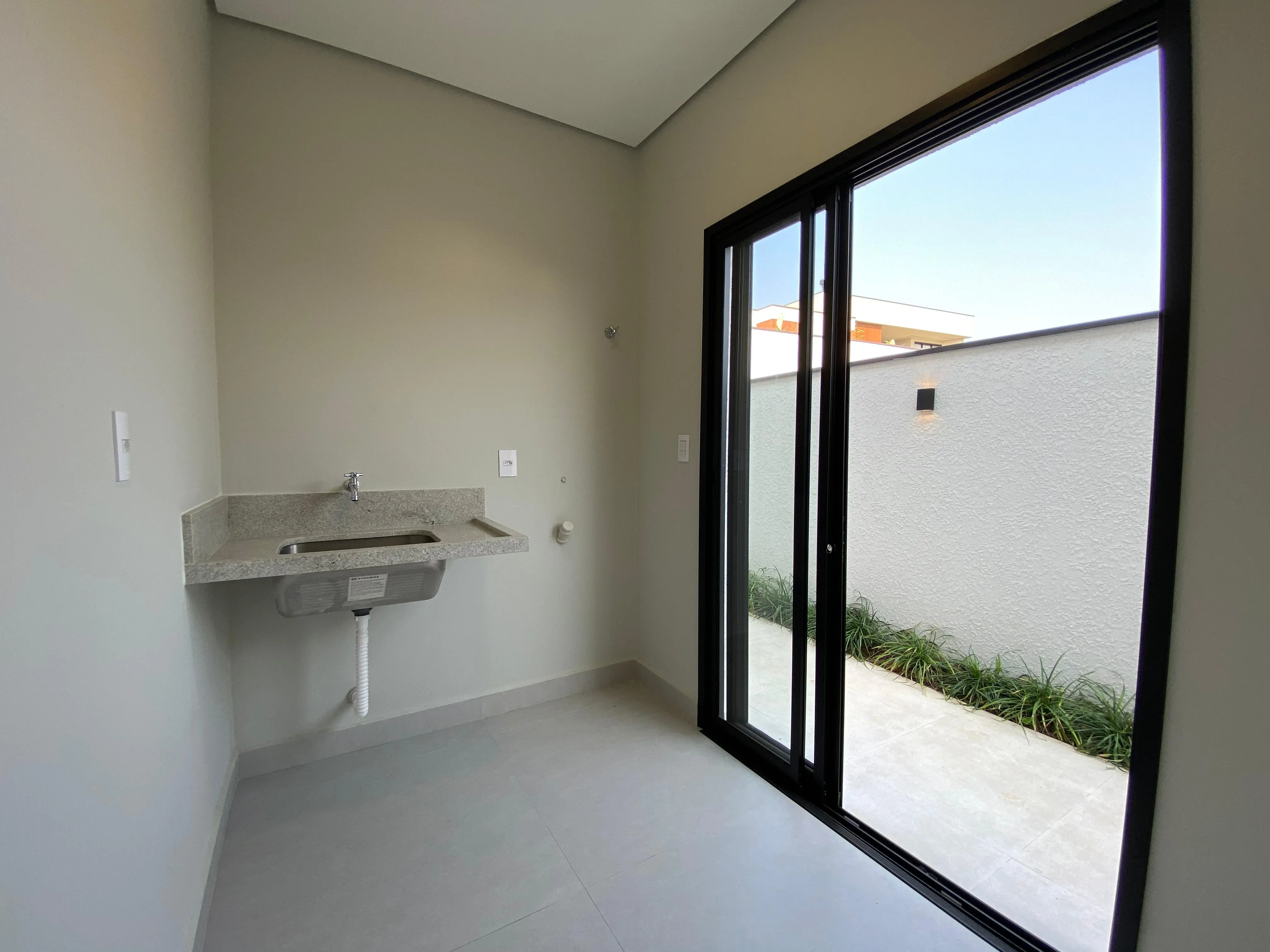 Imagem Residência de Elegância Única: Casa Exclusiva no Alphaville com Design Sofisticado e Área de Lazer Impecável