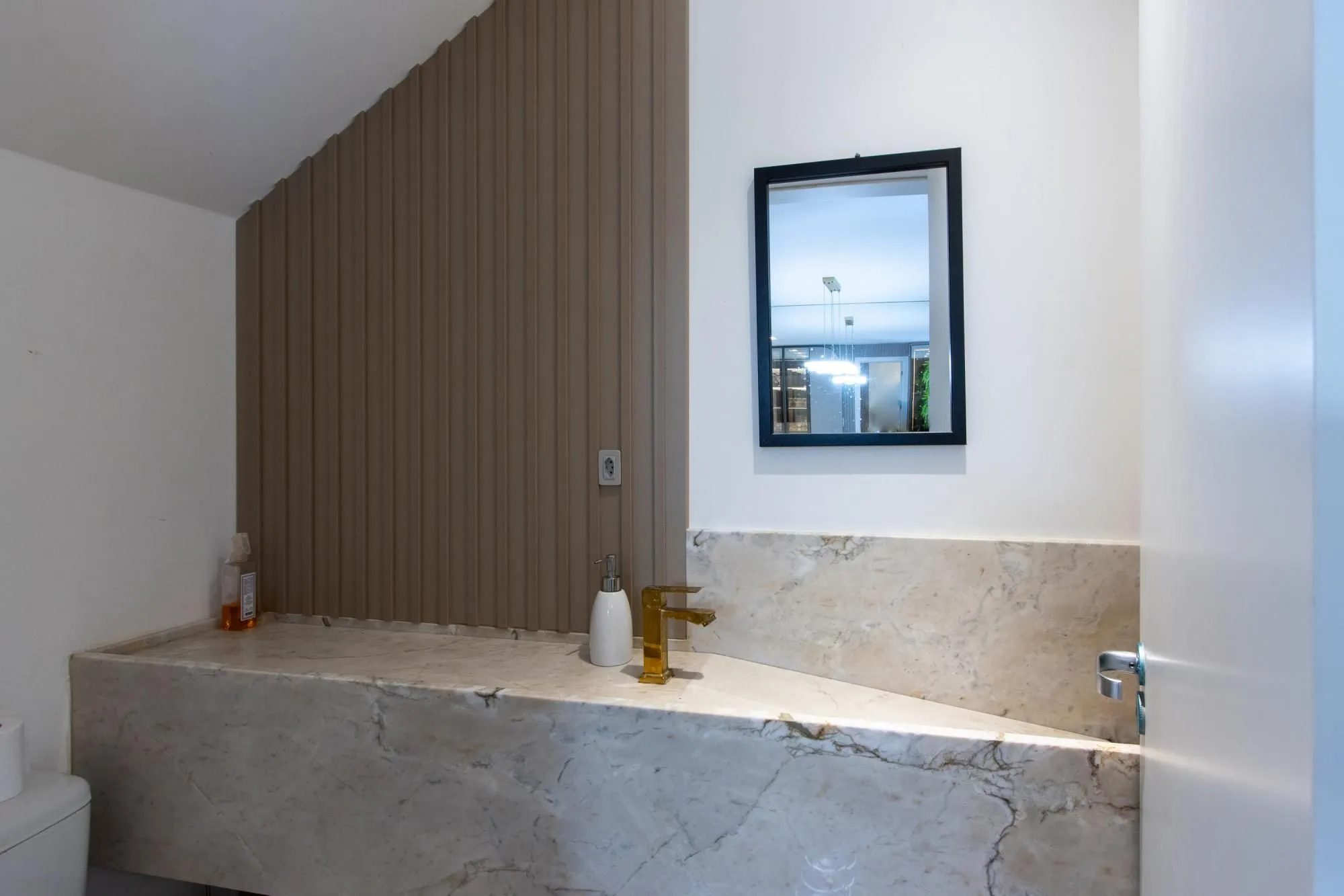 Imagem Sobrado para Venda - 95,16m², 3 dormitórios, sendo 1 suites, 2 vagas - Hípica