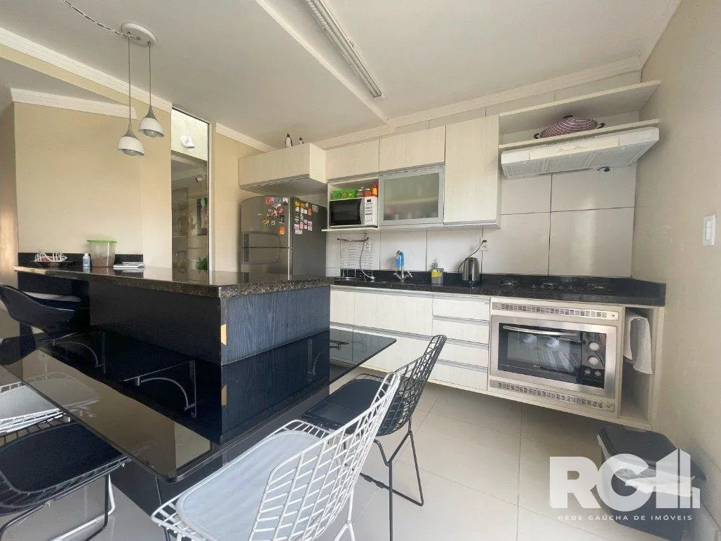 Imagem Bela casa três dormitórios localizada nos altos do bairro Guarujá
