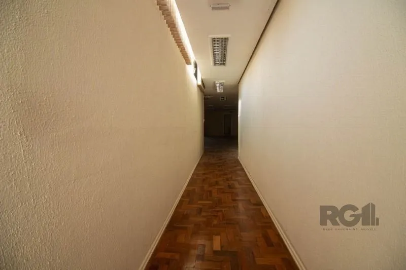 Imagem MÁFFER IMÓVEIS ALUGA - AMPLA SALA COMERCIAL | 958 m² PRIVATIVOS | BAIRRO FLORESTA MÁFFER IMÓVEIS apresenta excelente conjunto comercial com 958 m² de área privativa, ideal para empresas que buscam espaço amplo, funcional e em localização estratégica.