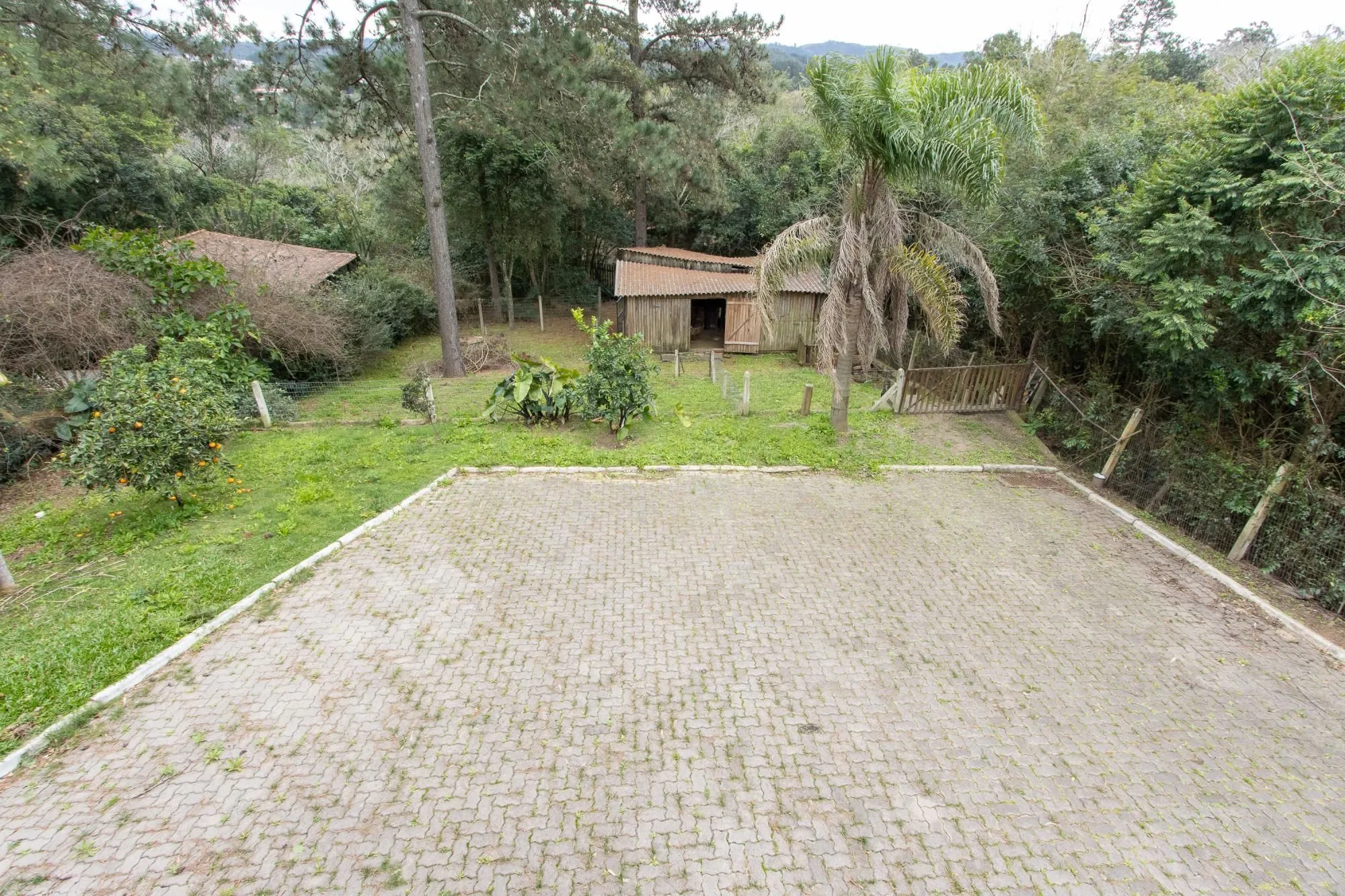 Imagem Casa de alvenaria, com 3 dormitórios, 1 suíte, living, cozinha, lavanderia, churrasqueira, banheiro social, pátio e 4 vagas de garagem.