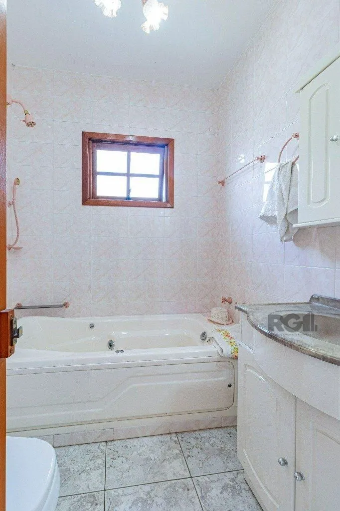 Imagem Casa com 267m², 3 dormitórios, 1 vaga no bairro Tristeza