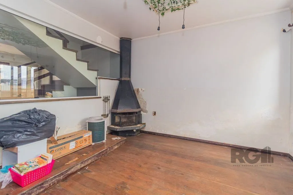 Imagem Casa com 240m², 3 dormitórios, 6 vagas no bairro Sarandi