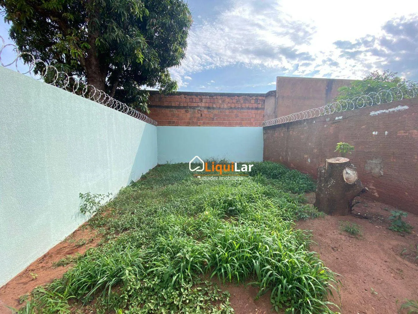 Imagem Casa Usada à Venda no Asfalto com 2 Quartos, Varanda, Amplo Quintal e Possibilidade de Minha Casa Minha Vida