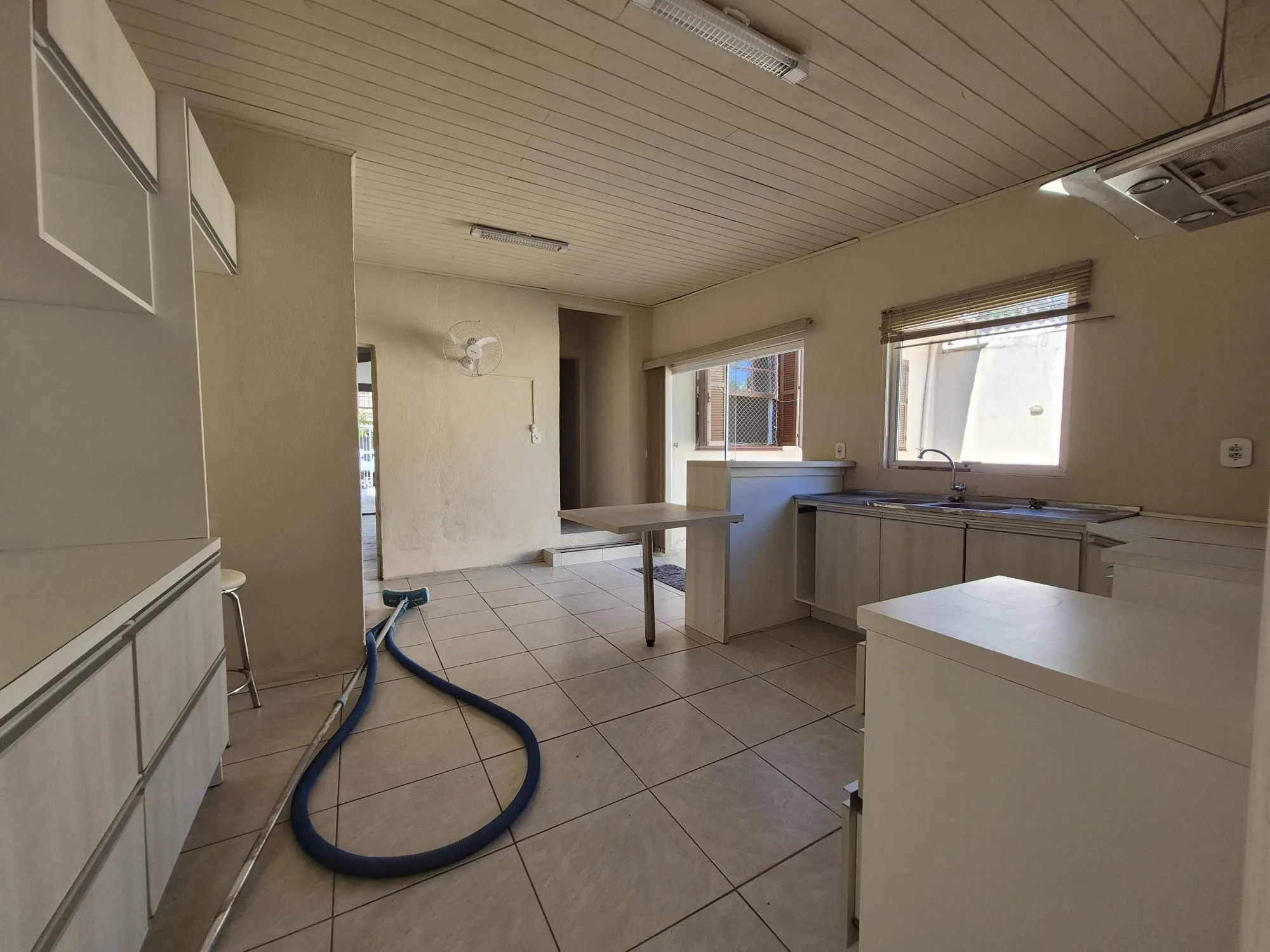 Imagem Casa Residencial de 4 Quartos com Piscina e Churrasqueira em Porto Alegre