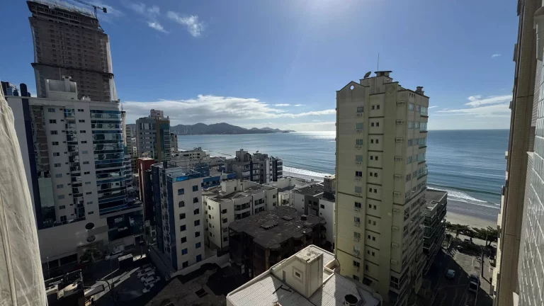 Imagem Apartamento com 4 suítes e 2 vagas de garagem no Centro em Itapema/SC