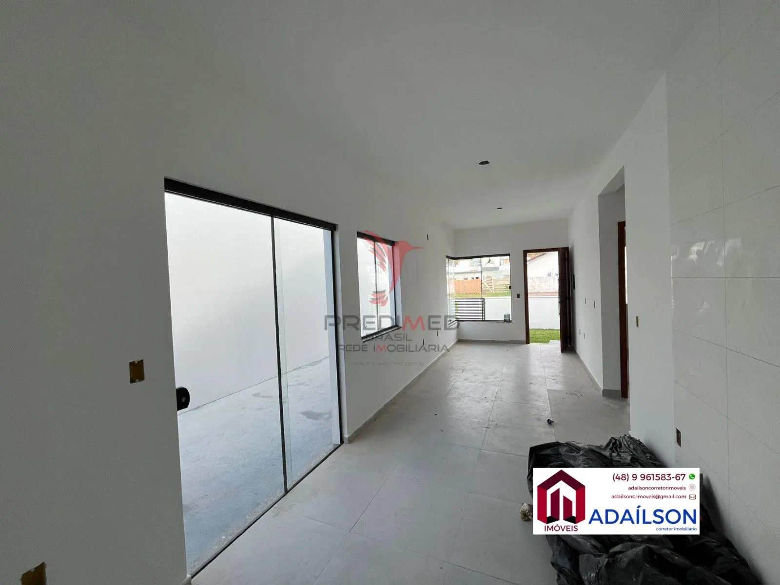 Imagem CASA COM UM SUÍTE TERRENO DE ESQUINA - AMPLO ESPAÇO MUITO BEM LOCALIZADA